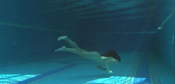  Irina Russia shows sexy body underwater